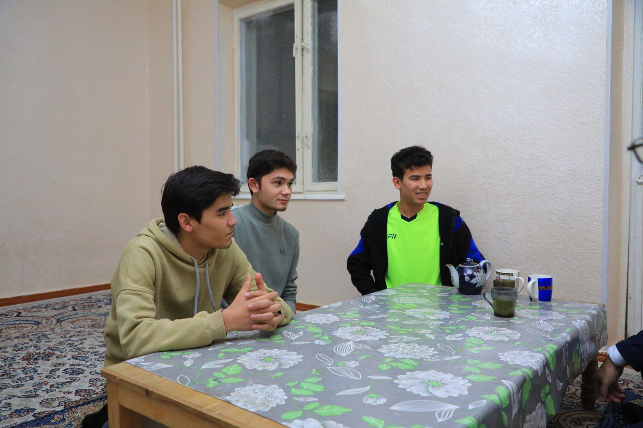 Toshkent arxitektura-qurilish universiteti rektori Baxrom Tulaganov va Xotin-qizlar maslahat kengashi raisi N.Kurbanova ijara xonadonlarida yashayotgan talabalarning holidan xabar oldi